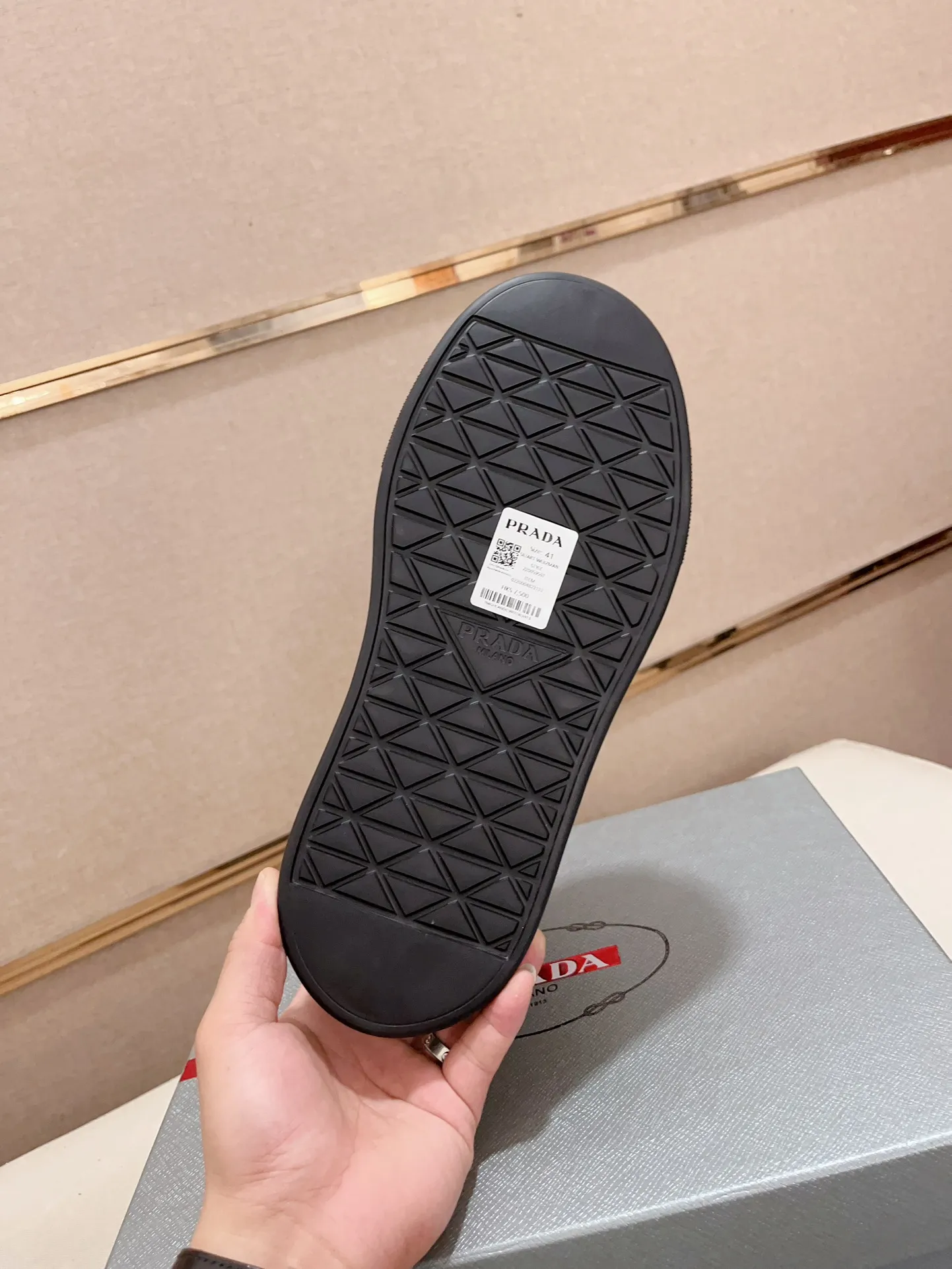 Men's shoes 💰 620💰 ✔️✔️✔️High-quality new PRADA counters are launched at the same time. The new men's shoes and 😘fabric are made of selected first-layer cowhide and triangle △ fabric. Lining: Full cowhide lining. 👍🏿 High-end ☄️ air-cushion molded anti-slip rubber outsole, exquisite lines, simple and elegant, comfortable and high-end for leisure travel. Code number: 38 to 44. 45 can be customized and cannot be returned or exchanged!